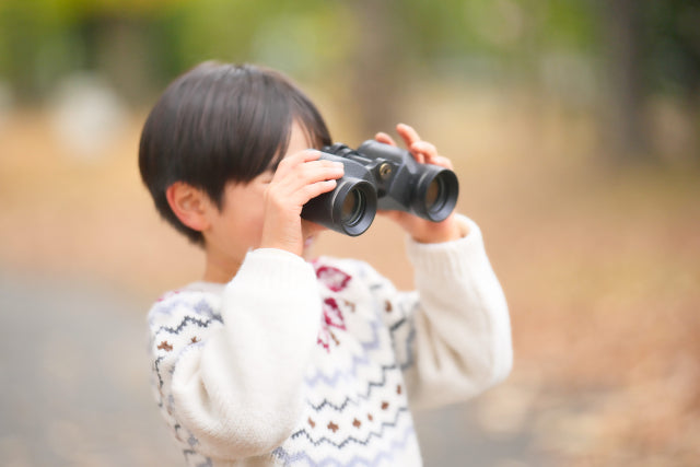 近視の子どもも双眼鏡を使っていい?|近視の仕組みや双眼鏡の選び方