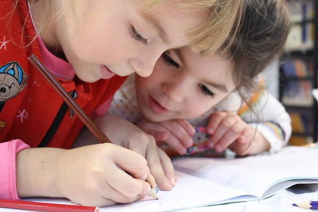 子どもの姿勢が勉強に与える影響は?理想の姿勢や改善方法を紹介!