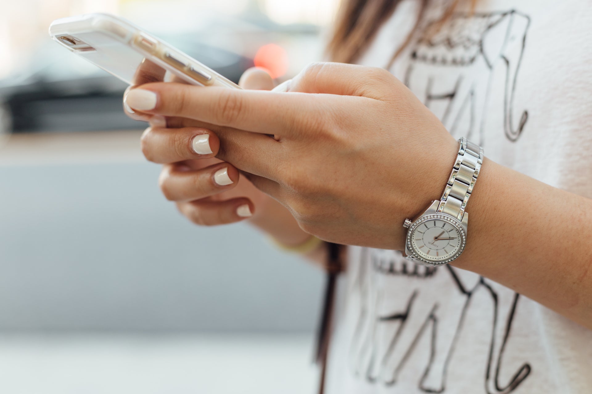 子どもでも姿勢が悪いとスマホ首になる!?|原因や予防策をご紹介