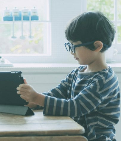 子どもの姿勢改善に 近視進行の抑制予防に HoldOn Ai/Glasses