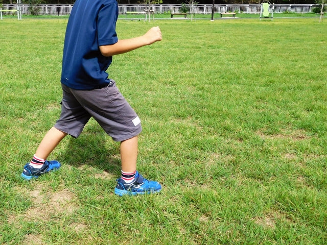 子どもの姿勢はスポーツの上達に影響する！？｜改善方法や注意点は？
